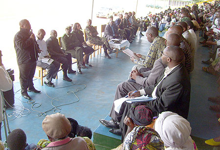 Governor Bosenibamwe addressing Gicumbi district residents on Tuesday. (Photo: A.Gahene)