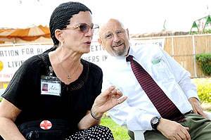 Arlene Tatum (L) and Pastor Roger Stevens talk to reporters at Kigali Central Prison yesterday (Photo / J. Mbanda)
