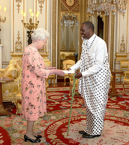 High Commissioner, Ernest Rwamucyo presenting his credentials to Her Majesty Queen Elizabeth II at Buckingham Palace on Tuesday. (Courtesy photo)