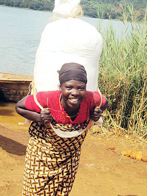 Women earn more fron carrying heavy loads. (Photos: L. Nakayima)