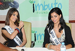 Miss Universe displaying bracelets made by Rwandan women. Next to her is Miss USA (Photo J Mbanda)