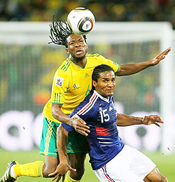 MacBeth Sibaya of South Africa challenges Florent Malouda of France during the 2010 FIFA World Cup South Africa Group A match. (Net photo)