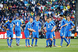 Italyu2019s captain Fabio Cannavaro encourages his dejected team mates following the first goal by Slovakia. (Net photo)