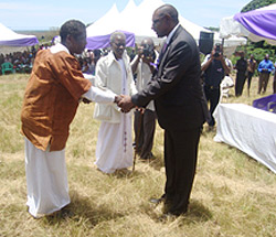Rwandan High Commissioner to Uganda Frank Mugambage welcoming one of the Ugandan guests ta a previous Genociode commemoration event (Photo E Kabeera)