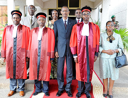  President Kagame and senior members of the government pose for a group photo with newly sworn-in judges yesterday (photo Urugwiro Village)