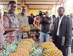 Premier Bernard Makuza inspects products grown by residents after commissioning the Market in Kayenzi sector.Photo D.Sabiiti