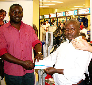 (L-R) Director of City Radio Kelvin Katuramu, one for the winners and Adan Ramata the country manager, Nakumatt Rwanda pose for a photo at the ceremony.