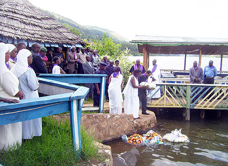 Paying respects to Tutsi who dumped in Lake Muhazi during the Genocide. (Photo by A.Gahene)