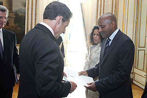 Rwandau2019s new ambassador to France, Jacques Kabale presenting his credentials to President Nicolas Sarkozy. (Courtesy photo)