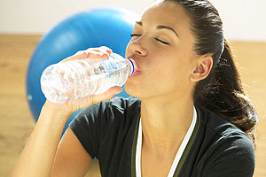 Drinking plenty of water is good for the skin. (Net Photo)