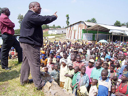 Governor Bosenibamwe addressing returnees at Gicumbi transit camp. (Photo; A. Gahene)