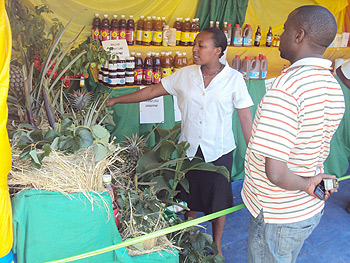 A client at a fruits display stand (photo: S. Nkurunziza)