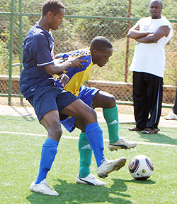 U-20 midfielder Jamal Mwiseneza (L) battles for possesion with an U-17 defender during yesterdayu2019s training match. (Photo: E. Niyonshuti)