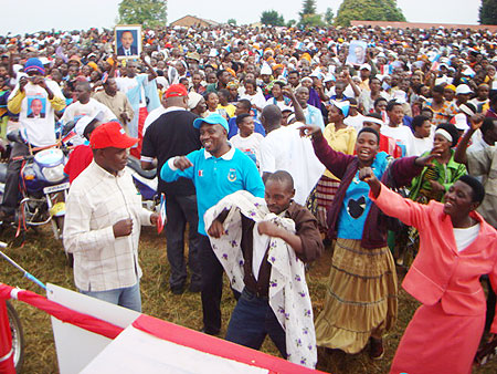 RPF supporters chant party slogans during rally at Cyumba Sector on Wednesday. (Photo by:   A.Gahene)