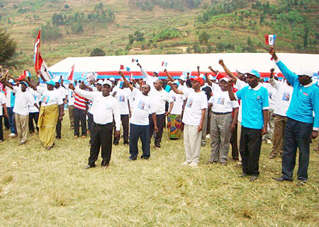 RPF supporters show their commitment to the party during a campaign rally in Nyankenke Sector last Saturday. (Photo: A. Gahene)
