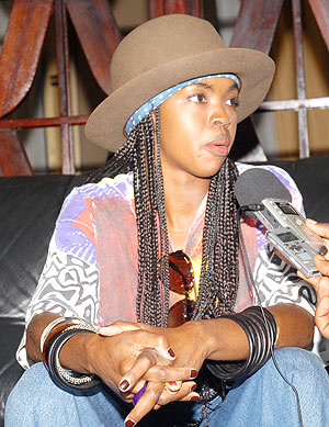Lauryn Hill speaking to the media at Kigali International Airport  yesterday ( Photo;  F. Goodman )