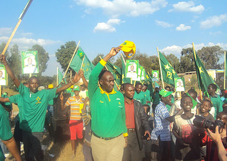 Prosper Higiro gets a warm welcome in Nyamabuye sector in Muhanga (Photo D.Sabiiti)