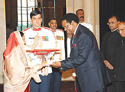 Rwandau2019s new High Commissioner to India Williams Nkurunziza presenting his credentials to Indian President Pratibha Devisingh Patil (Courtesy Photo)
