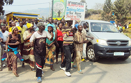 Hundreds of Karongi residents took the RPF victory celebrations to the streets yesterday (Photo; S. Nkurunziza)