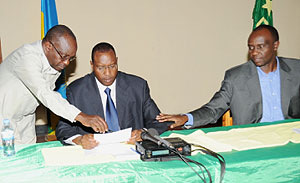 Mature politics. Prosper Higiro (R) during the press conference where he conceded. (Photo J Mbanda)