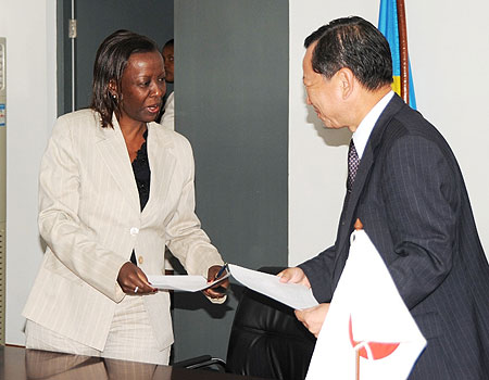 Foreign Affairs Minister Louise Mushikiwabo, with Japanese Ambassador, Kunio Hatanaka yesterday (Photo: F Goodman)