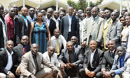 President Kagame in a group photo with some of the local leaders (Photo: Urugwiro Village)