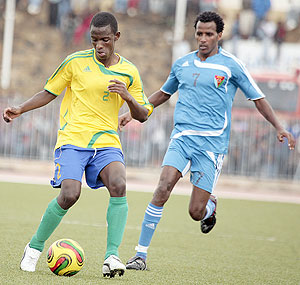 Rwandau2019s Michel Rusheshangoga (left) beats Eritreau2019s Idris Ismail to the ball in the semi-final where Rwanda eventually lost 0-1. (Photo: Cecafa)