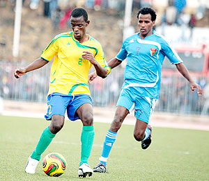 Rwandau2019s Michel Rusheshangoga (left) beats Eritreau2019s Idris Ismail to the ball in the semi-final were Rwanda eventually lost 0-1 (PhotoCecafa)