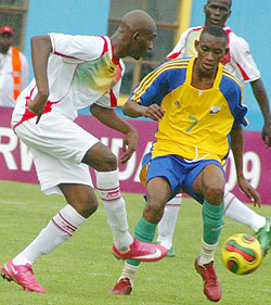 Migi (R) will man Amavubi's midfield this Saturday.(File Photo)