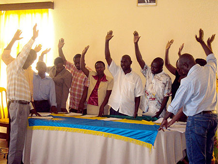 Some of the Huye district workers taking an oath to uphold their contracts on Tuesday (Photo /P Ntambara)