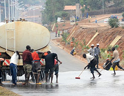 Workers cleaning Airport road ahead of the inaugural ceremony of President Paul Kagame slated for Monday (Photo; F. Goodman)