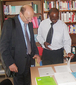 ICTY Registrar John Hocking touring the Nyamagabe ICTR information centre, right is the district intermediate court president. (Photo; P Ntambara)