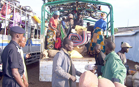 Refugees disembarking a truck from Uganda. IOM has announced plans to help Rwandan returnees reintegrate (File Photo)