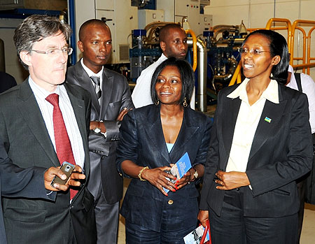 (L-R) Joachim Von Amsberg ,Yves Muyange of RECO, Mimi Ladipo WB country representative and Collette Ruhamya at Jabana thermal power plant ( Photo; T. Kisambira)