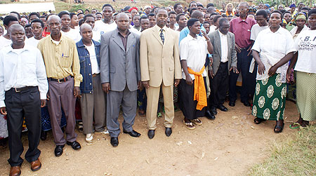 The State Minister for Education, Dr. Mathias Harebamungu (C) in a group photo with the trainees in Rutsiro (Photo: S. Nkurunziza)