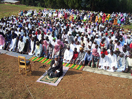 Sheikh Swaibu Mvuyekure conducting prayers at Gacurabwenge Primary School on Friday. (Photo: A.Gahene)