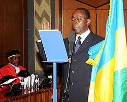 Prime Minister Makuza being sworn-in  Yesterday (photo T.Kisambira)