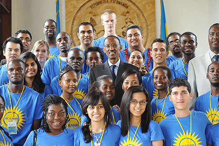 President Kagame with the youth from Cu2019wealth countries at Urugwiro Village, yesterday (Photo Urugwiro Village)