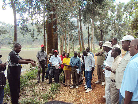 Joseph Zaraduhaye explains to the Burundian  delegation some of the new approaches used to transform farming along  the banks of Lake Burera. (Photo: B. Mukombozi)