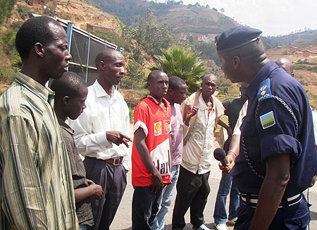 Police Spokesman, Eric Kayiranga speaking to parents of the repatriated children at Akanyaru (Photo; P. Ntambara)
