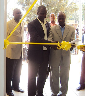 Mayor Fred Sabiti Atuhe (R)  and MTN Senior Manager Customer Operations, Norman Munyampundu, cutting the ribbon to launch the Customer Service Centre (Photo D. Ngabonziza)