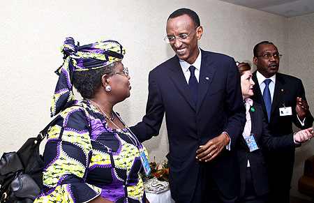 President Kagame speaks with Dr Ngozi Okonjo-Iweala of the World Bank at a meeting on broadband held at the ITU offices in New York
