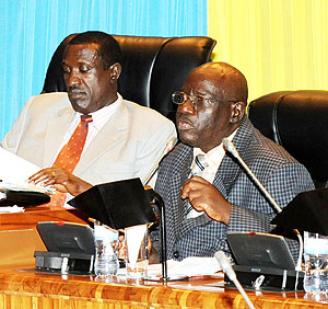 The probe committee head, Desire Nyandwi (R), addressing parliament as deputy speaker Jean Damascene Ntawukuliryayo looks on (Photo; T. Kisambira)