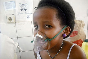 Jessica Ishimwe breathing through an oxygen mask at CHUK (Photo: Igihe.com)