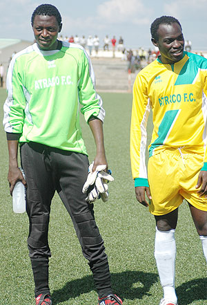 Johnson Bagoole (R)  was with goalkeeper Jean Luc Ndayishimiye (L) at Atraco, and the pair is likely to play together again at APR. (File photo)