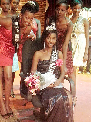 NUR Miss Campus, Dorothy Mutesi, flanked by First Runner-up Michelle Iradukunda (L) and Second Runner-up Erica Uwera (Photo P Ntambara)
