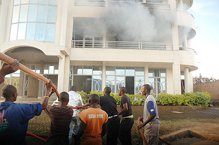 Police and onlookers help to put out the fire at KL house in Nyarutarama (File photo)