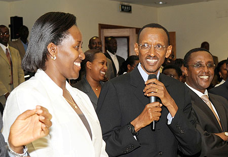 President Paul Kagame hosted the newly sworn-in Cabinet to a cocktail party, Thursday. Next to him is First Lady Jeannette Kagame (L) and the President of the Senate, Vincent Biruta. (Photo Urugwiro Village)