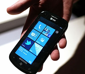 A person holds a new Windows Phone 7 mobile operating system on October 11, 2010 in New York (Internet Photo)