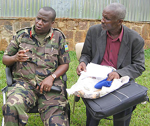 Brig. Gen. Peter Bagabo talking to an ex-combatant (Photo; J. Tasamba)